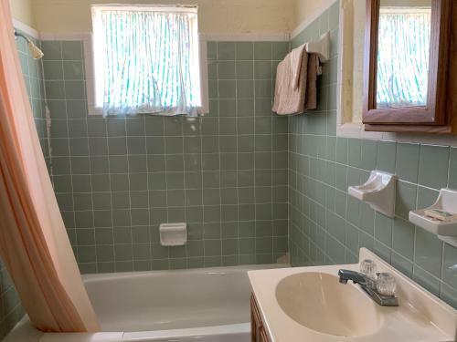 Motel Dewitt Rooms & Cottages