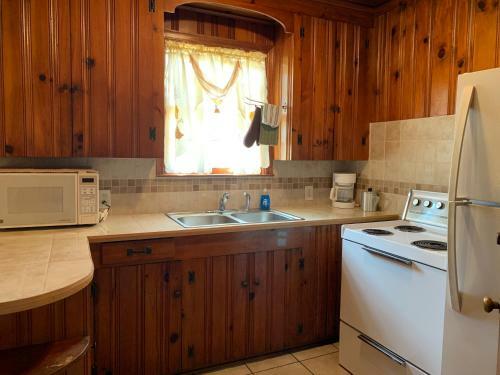 Motel Dewitt Rooms & Cottages
