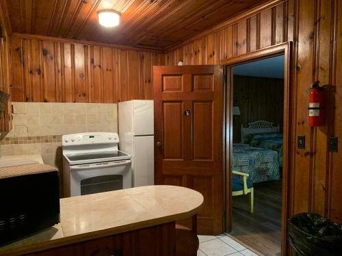 Motel Dewitt Rooms & Cottages