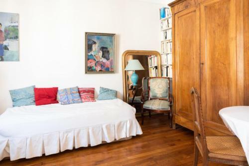 Bright 79 M Apartment Near Paris