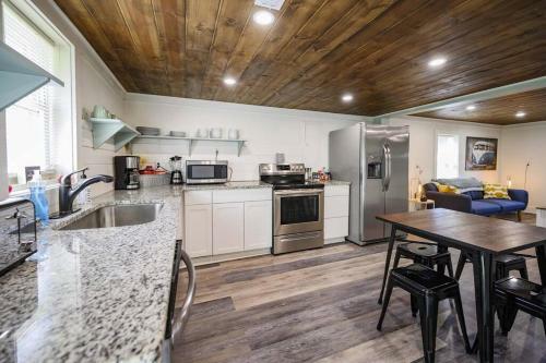 3 Bed2 Bath Renovated Home Near The Lake