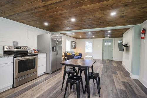 3 Bed2 Bath Renovated Home Near The Lake