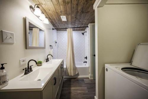3 Bed2 Bath Renovated Home Near The Lake