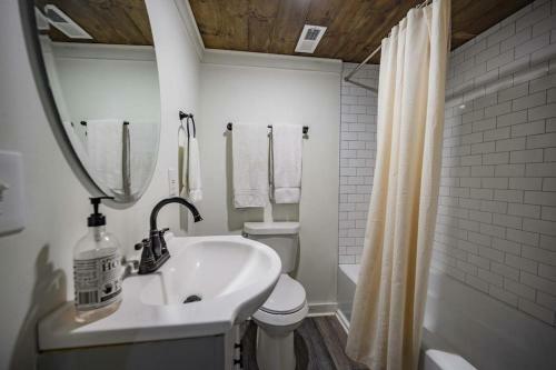 3 Bed2 Bath Renovated Home Near The Lake