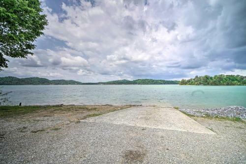 Lakefront Cabin In Inspiration Cove With Dock!