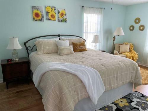 Relax In Bear's Den Getaway Private Home!