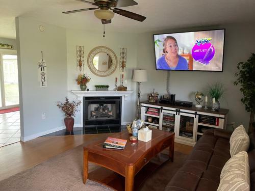 Relax In Bear's Den Getaway Private Home!
