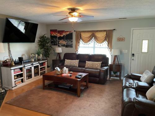 Relax In Bear's Den Getaway Private Home!