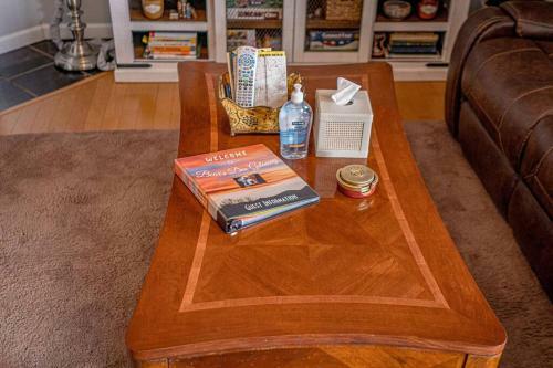 Relax In Bear's Den Getaway Private Home!