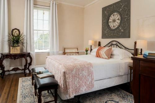 Bed & Breakfast Magnolia Manor And Chapel