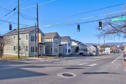 Magnolia Downtown Home - 3 Bedroom 3 Bath