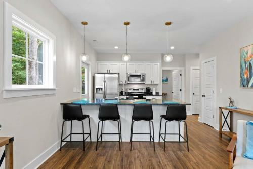 Delightful Cottage - 6 Miles From Downtown