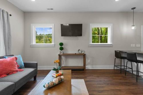 Delightful Cottage - 6 Miles From Downtown