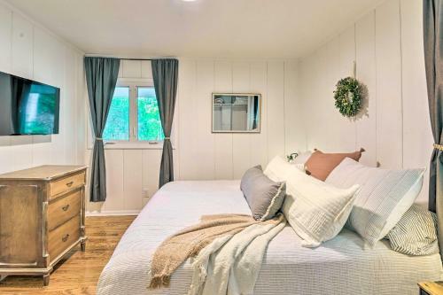 Stylish Cabin With Hot Tub On 6 Private Acres!