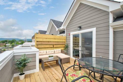 The Oasis On 17th - With Rooftop Views