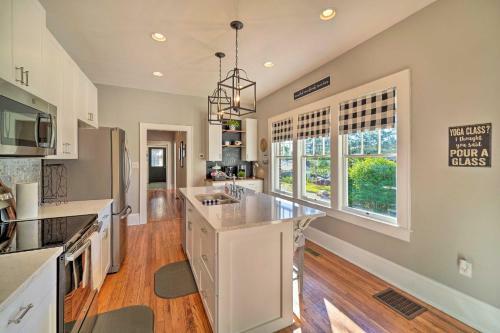 Modern, Sun-lit Retreat With Fire Pit And Yard!