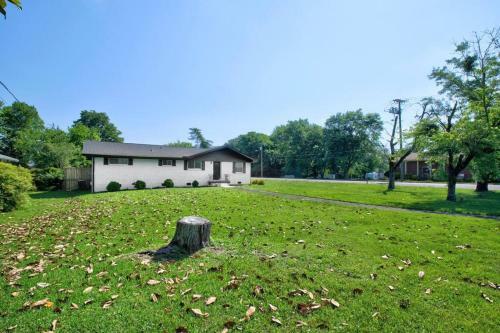 Astonishing 4 Bedroom Home With Greenery Wall