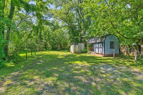 Quaint Dtwn Murfreesboro Cottage With Lush Yard