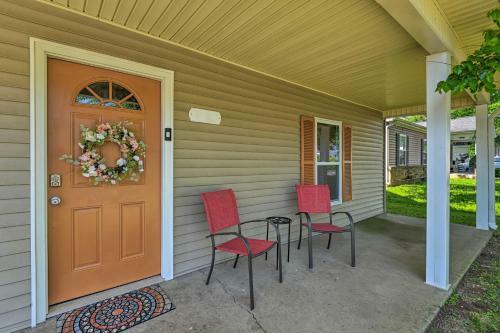 Quaint Dtwn Murfreesboro Cottage With Lush Yard