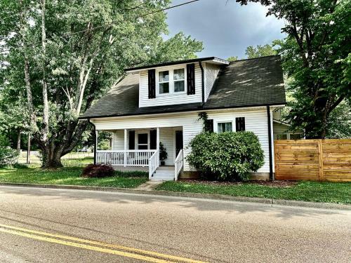 Apartamento Hip & Spacious 3br W/ Firepit & Large Yard