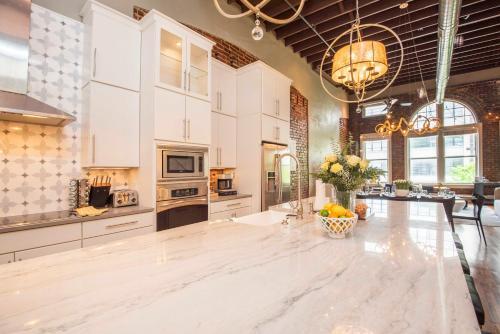 Apartamento Largest Rooftop W Firepit - Vaulted Luxe Penthouse