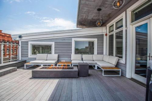 Apartamento Largest Rooftop W Firepit - Vaulted Luxe Penthouse