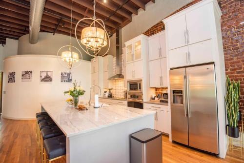 Apartamento Largest Rooftop W Firepit - Vaulted Luxe Penthouse