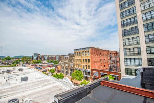 Apartamento Largest Rooftop W Firepit - Vaulted Luxe Penthouse