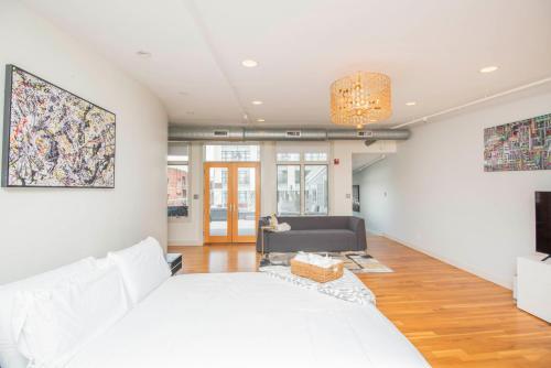 Apartamento Largest Rooftop W Firepit - Vaulted Luxe Penthouse