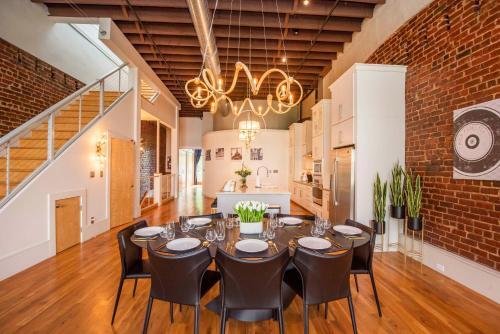 Apartamento Largest Rooftop W Firepit - Vaulted Luxe Penthouse