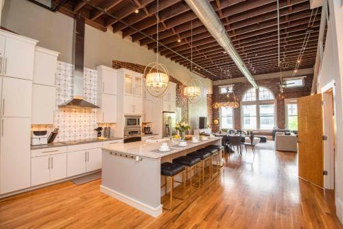Apartamento Largest Rooftop W Firepit - Vaulted Luxe Penthouse