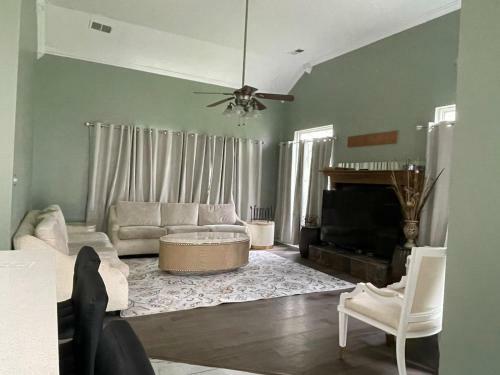 Huge 7 Bedrooms Contemporary Southern Elegance