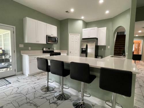 Huge 7 Bedrooms Contemporary Southern Elegance