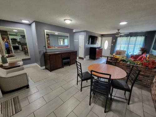 Lake Front, Remodeled, 8 Large Bed, 5br 3 Bath