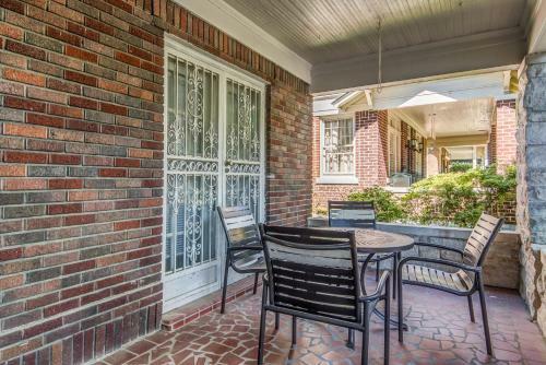 The Rolling Stone- Patio Fenced In Yard