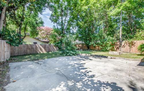 The Rolling Stone- Patio Fenced In Yard