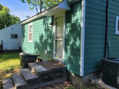 Cottage Near Overton Park W/ 5 Large Beds And Sofa