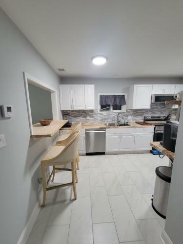 Cottage Near Overton Park W/ 5 Large Beds And Sofa