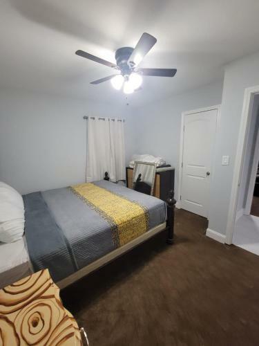 Cottage Near Overton Park W/ 5 Large Beds And Sofa