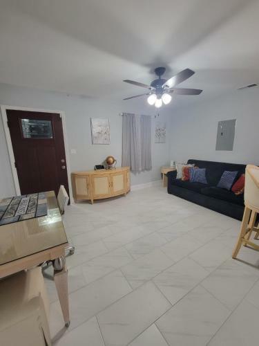 Cottage Near Overton Park W/ 5 Large Beds And Sofa