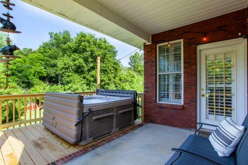 Quiet Side Retreat Hot Tub Fire Pit Fireplace