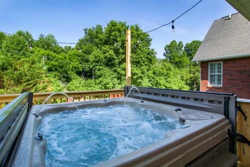 Quiet Side Retreat Hot Tub Fire Pit Fireplace