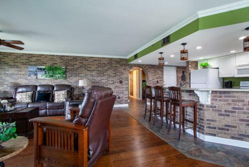 Penthouse Paradise - Fireplace And Mountain View
