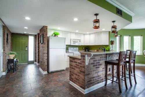 Penthouse Paradise - Fireplace And Mountain View