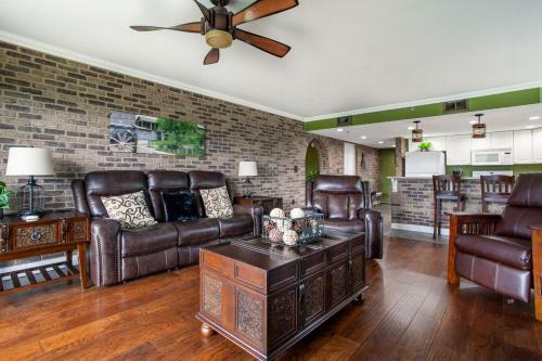 Penthouse Paradise - Fireplace And Mountain View