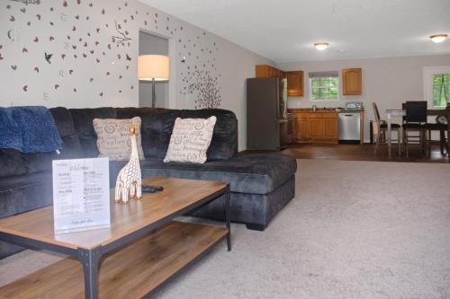 Cheerful 3-bedroom House With Private Parking Home
