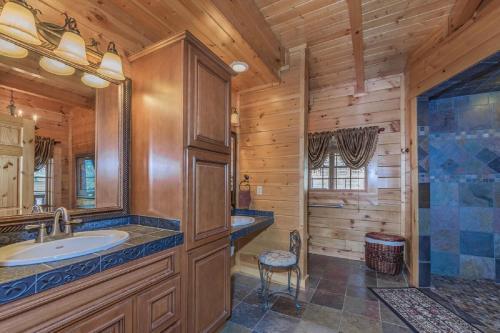 Luxurious 6 Bed, 6 Bath With Indoor Pool, Pool Table And Sweeping Views!