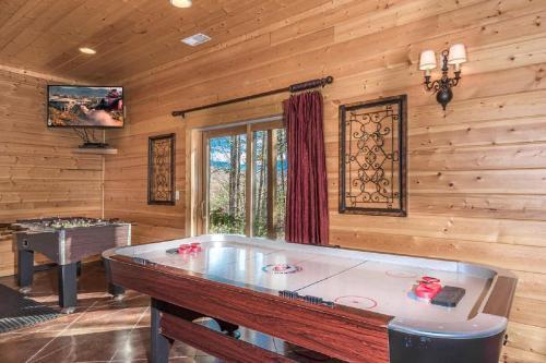 Luxurious 6 Bed, 6 Bath With Indoor Pool, Pool Table And Sweeping Views!