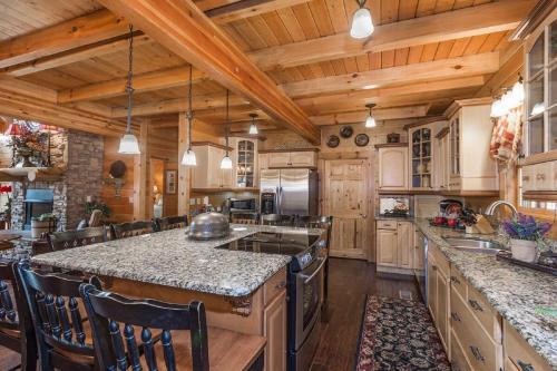Luxurious 6 Bed, 6 Bath With Indoor Pool, Pool Table And Sweeping Views!