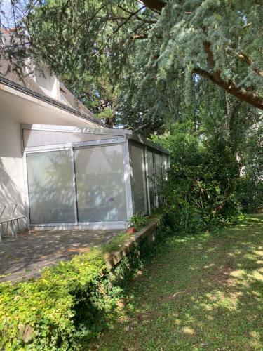 Maison De Plain Pied Dans Un Parc
